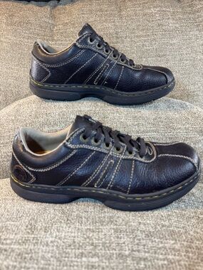 Dr. Martens Men’s Pembroke leather casual shoe (model AW004) Size 9